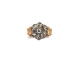gros plan d'une bague en or et en argent sur fond blanc