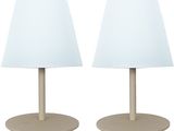 une paire de lampes blanches avec des pieds en bois sur fond blanc
