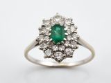 une bague à grappes d'émeraudes et de diamants