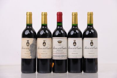quatre bouteilles de vin sont alignées sur une table