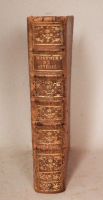 un vieux livre posé sur une table