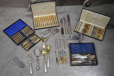 plusieurs types d'argenterie dans un coffret