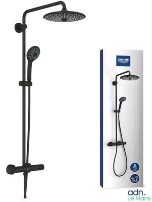 un mitigeur de douche noir avec thermostat et douchette à main