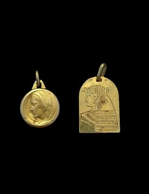 une paire de boucles d'oreilles en or représentant une femme et un homme