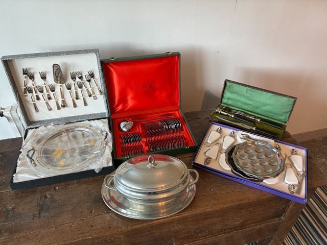 Lot de couverts en inox et métal argenté en coffret, service à es