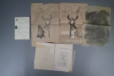 deux feuilles de papier avec des dessins dessus, posées sur une table