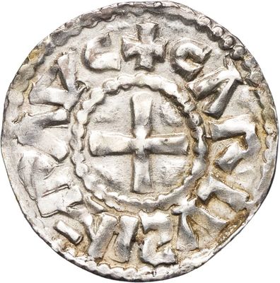 une vieille pièce d'argent ornée d'une croix