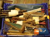 un panier rempli d'outils posé sur une table