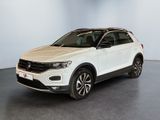 une Volkswagen T-Cross blanche garée dans une grande pièce