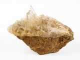 un gros plan d'un morceau de roche sur lequel se trouvent quelques cristaux