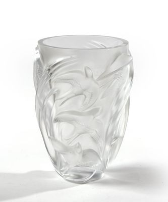 un vase en verre transparent orné d'un motif