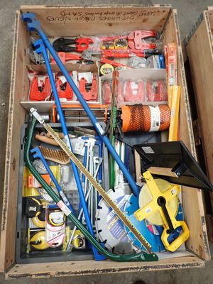 une boîte remplie d'outils et les outils qui s'y trouvent
