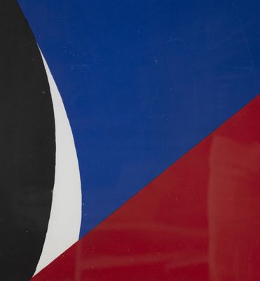 un gros plan sur un panneau rouge, blanc et bleu orné d'un triangle noir et blanc