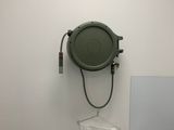 une femme debout dans une pièce équipée d'un lavabo et de toilettes