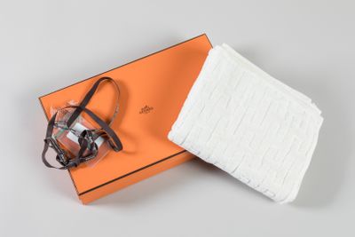 une boîte orange contenant une paire de lunettes et une paire de chaussettes blanches