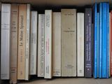 un grand nombre de livres qui se trouvent dans une boîte