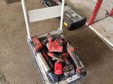 un diable chargé d'outils dans un garage