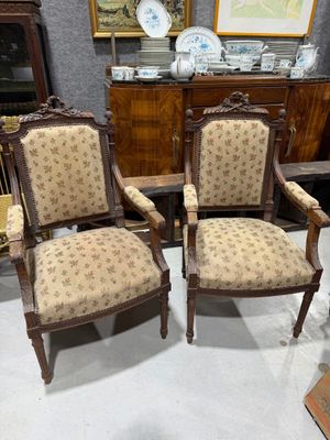 Paire de fauteuils en bois mouluré et sculpté , dossier droi…
