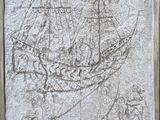 une image représentant un relief en pierre représentant un navire sur un mur