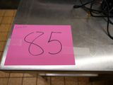 une pancarte rose posée sur la table sur laquelle est inscrit « 35 »