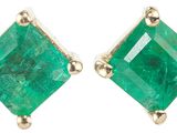 une photo d'une paire de boucles d'oreilles en émeraude