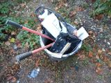 un seau rempli de matériel électronique posé par terre