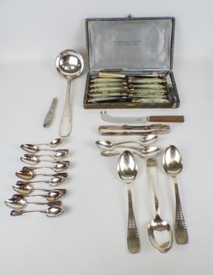 de nombreuses cuillères en argent et cuillères à soupe dans un coffret