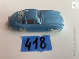 une petite voiture bleue posée sur une table, avec une étiquette de prix