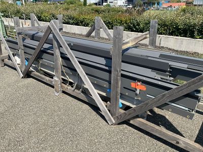 de nombreux bancs en bois alignés au bord de la route