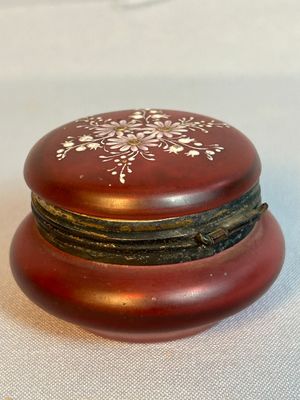 une petite boîte en bois ornée d'un motif floral