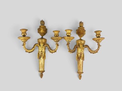paire d'appliques murales anciennes en laiton, ornées de figurines et de bougies