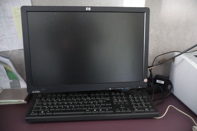 Configuration informatique avec écran plat HP et imprimante HP La...