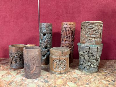de nombreux vases sculptés de styles variés posés sur une table