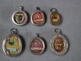 Plusieurs types de pendentifs sont présentés sur un fond gris