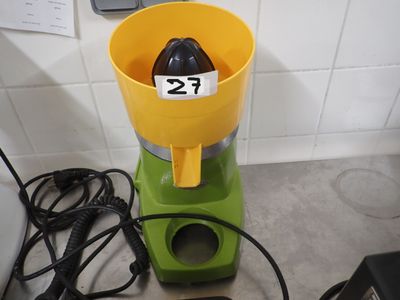 une centrifugeuse jaune et verte posée sur un plan de travail