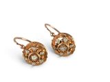 une photo d'une paire de boucles d'oreilles sur fond blanc
