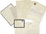 un assortiment de lettres et d'enveloppes affranchies