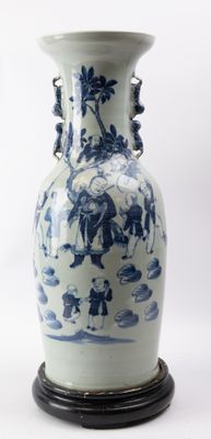 CHINE Xxe, Important vase en porcelaine émaillée fond bleu à…