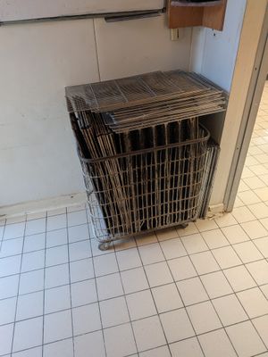 une photo d'une niche pour chien dans un coin d'une salle de bains