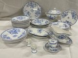 un ensemble d'assiettes et de tasses bleues et blanches posées sur une table