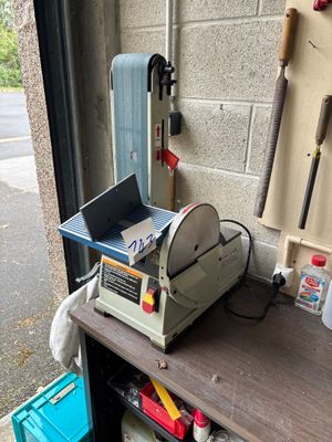 une machine qui est posée sur une étagère dans un garage