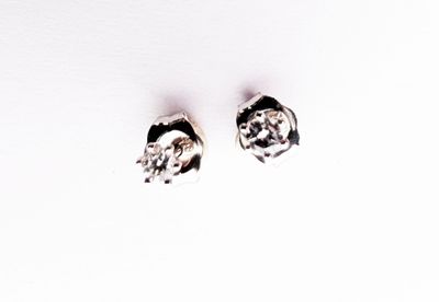 PAIRE DE PUCES D'OREILLES en or blanc 375‰ ornée de diamants…