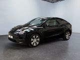 Le SUV Tesla noir est garé dans une grande pièce