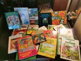 de nombreux livres pour enfants posés ensemble sur une table