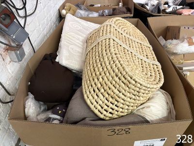 une boîte en carton remplie d'articles assortis dans un magasin