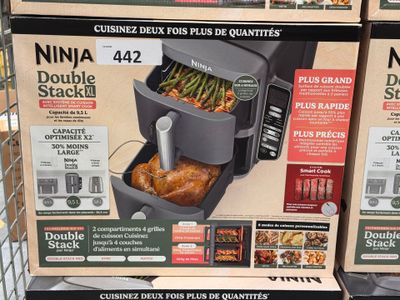 une boîte de « Ninja Double Stackers » contenant un morceau de poulet