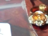 une bague en or posée sur une table, avec une étiquette indiquant son prix