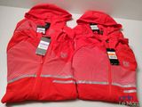 deux vestes rouges posées sur une table blanche