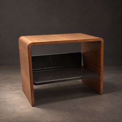 un gros plan d'une table en bois sur laquelle se trouve une étagère