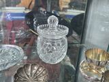 une vitrine en verre contenant de nombreux objets en argent